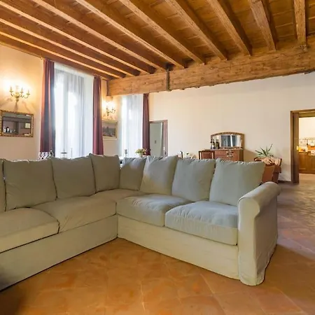 Magnificent 1800 In The Heart Of Apartment