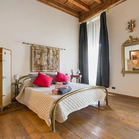 Magnificent 1800 In The Heart Of Apartment